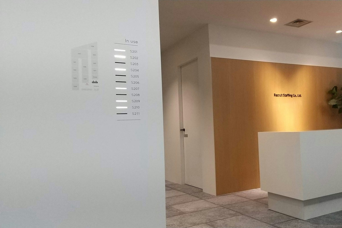 会議室の空きがひと目でわかる表示