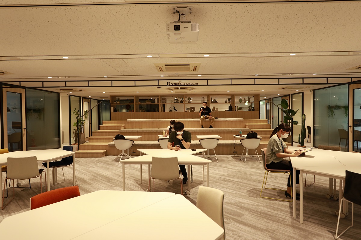 フリースペースにあるひな壇